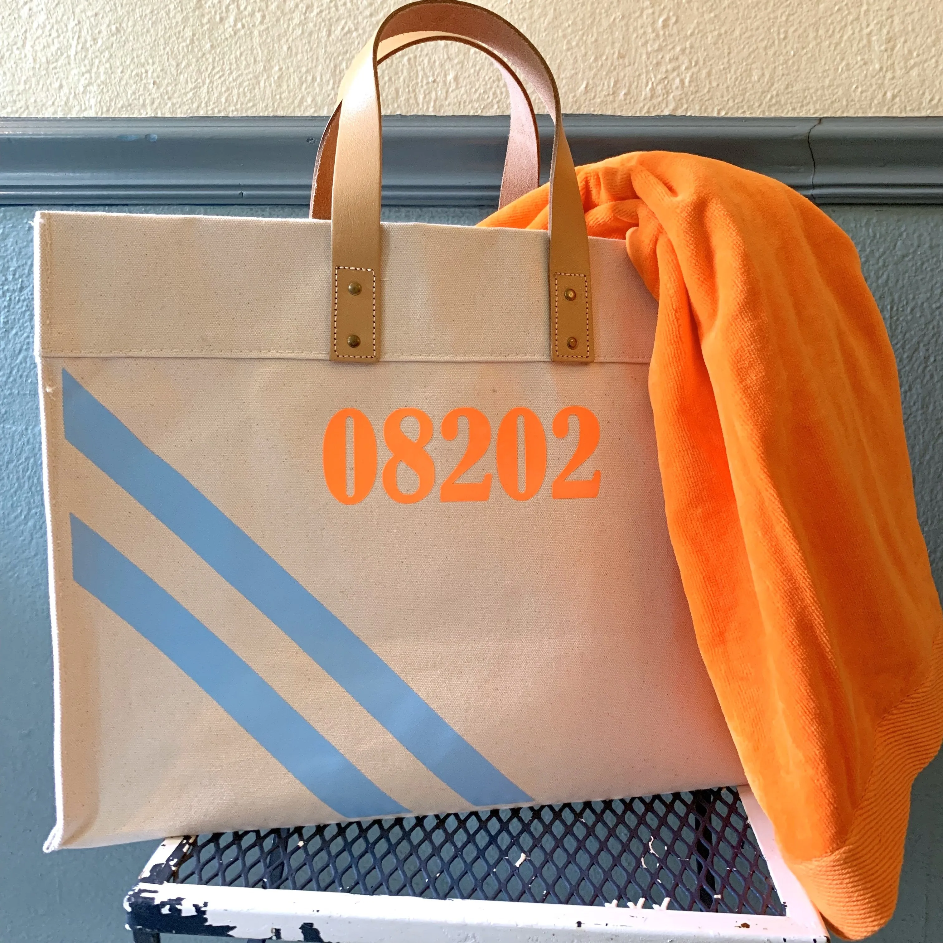 Advantage Tote Diagonal Stripes