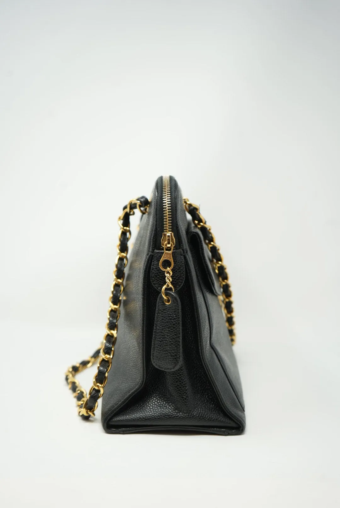 Pre-Owned Chanel Black Caviar Shoulder Bag zipper replaced