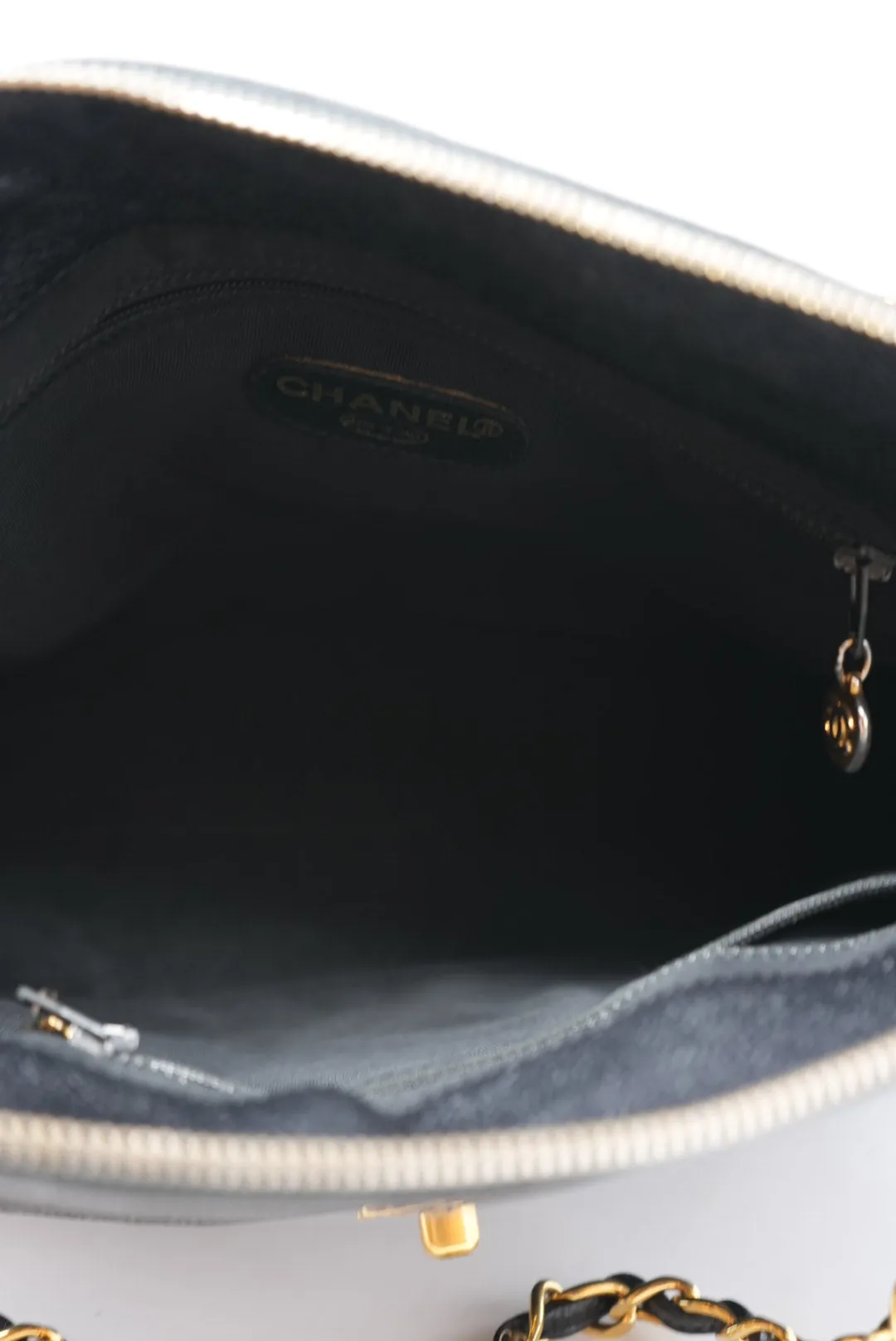 Pre-Owned Chanel Black Caviar Shoulder Bag zipper replaced