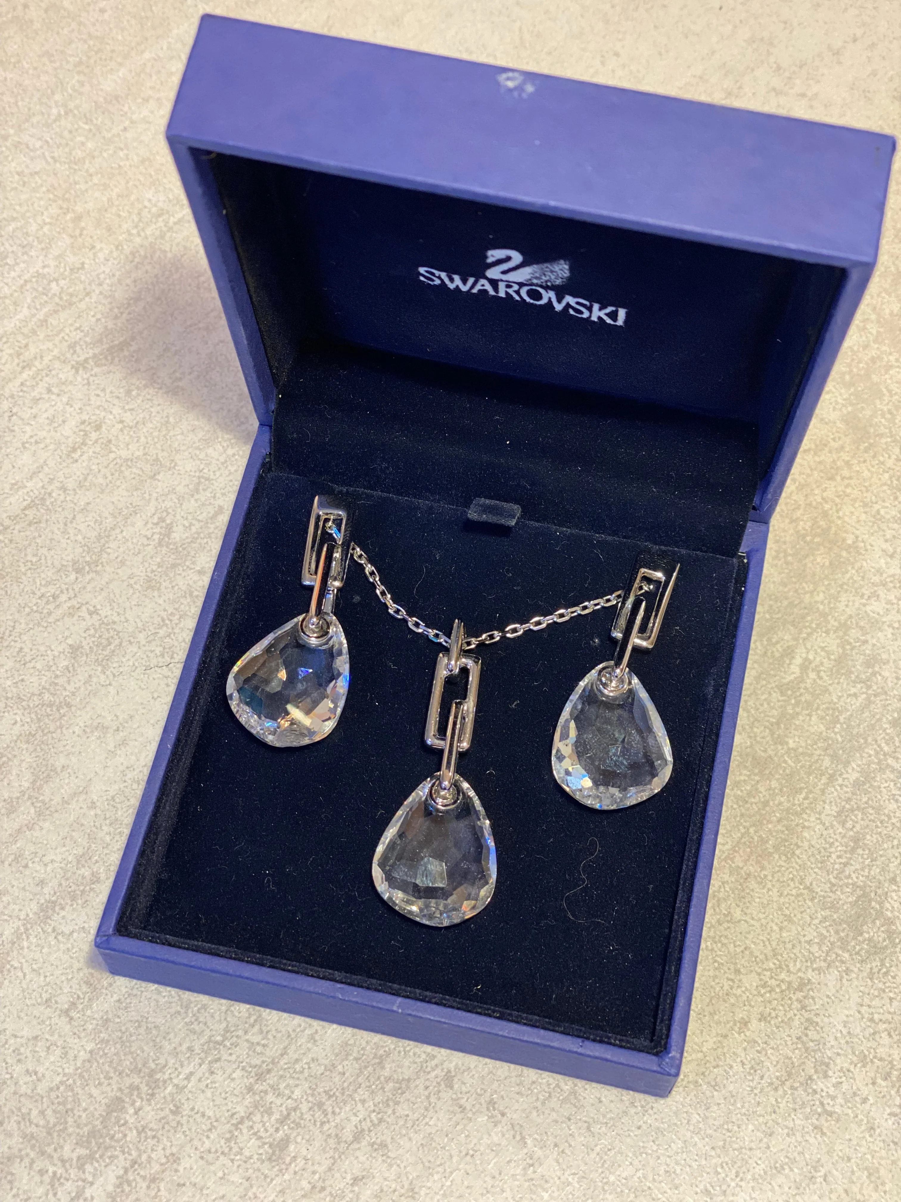 ⁠Set de Collar y Aros Parallele Mini Swarovski